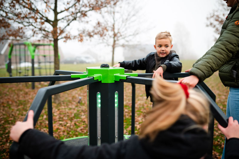 Buiten fitness toestellen voor kinderen en schoolpleinen | SKWshop 2 Kinetic spinner, opgewekt doormiddel van beweging
